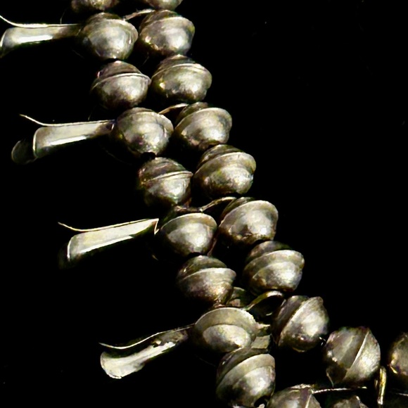 Pretty & dainty Sleeping Beauty Squash Blossom! Vintage Sterling and turquoise - Picture 10 of 12